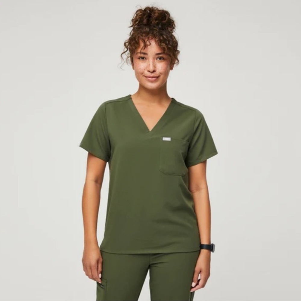Figs Catarina One-Pocket Scrub Top in Dark Olive. Size XXS